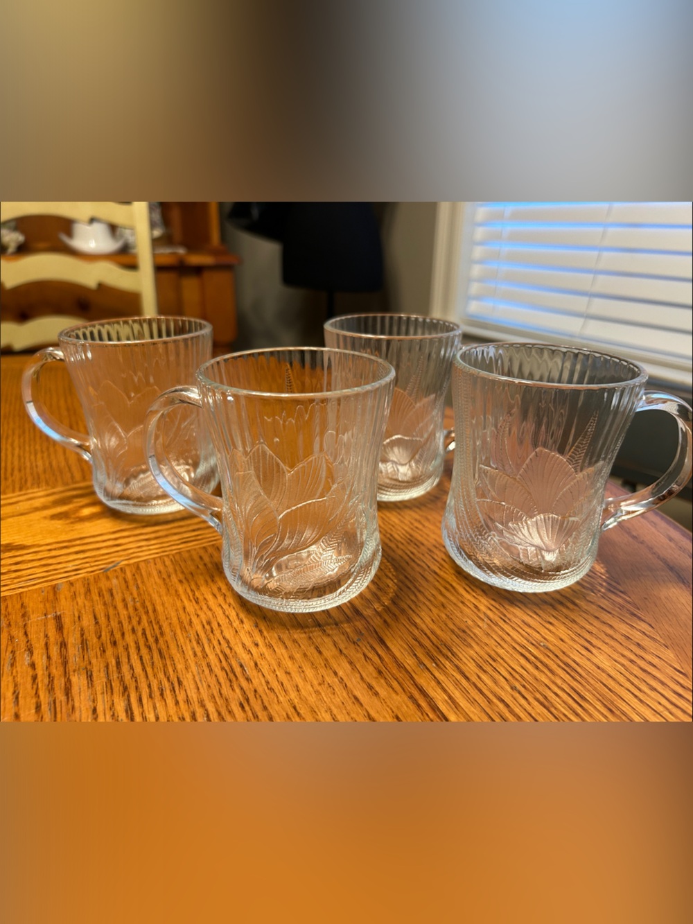 Vintage Arcoroc "Canterbury Crocus" clear glass mugs,
- Set of 4